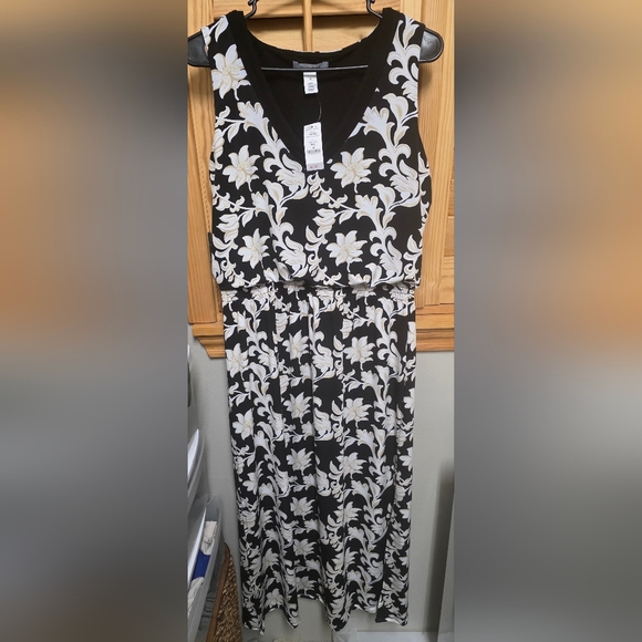 White House Black Market Black & White Floral V-Neck Maxi Dress - Picture 5 of 6